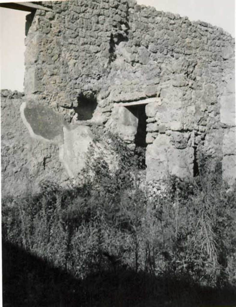 I.2.22 Pompeii. 1935 photograph taken by Tatiana Warscher. Looking towards north-west corner of open area, with window overlooking I.2.24, in the west wall.
According to Warscher, �Una grande finestra nel muro ovest illuminava la stanza �L� della casa I.2.24.  
See Warscher T., 1935. Codex Topographicus Pompeianus: Regio I.2. (no.39), Rome: DAIR, whose copyright it remains.  (translation: A large window in the west wall lit the room �L� of house I.2.24�).

