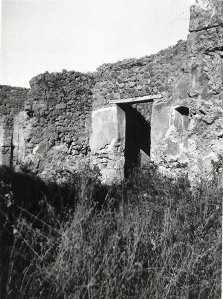 I.2.22 Pompeii. 1935 photo taken by Tatiana Warscher. Looking towards north-west corner of atrium and doorway to room 4, a cubiculum.
See Warscher T., 1935. Codex Topographicus Pompeianus: Regio I.2. (no.37), Rome: DAIR, whose copyright it remains.