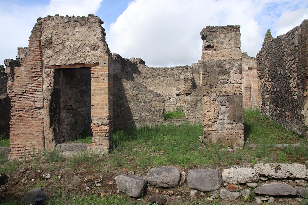 I.2.25 Pompeii, in centre. October 2024.
Looking north towards entrances to I.2.26 on left, I.2.25 in centre, and I.2.24 on right. Photo courtesy of Klaus Heese.