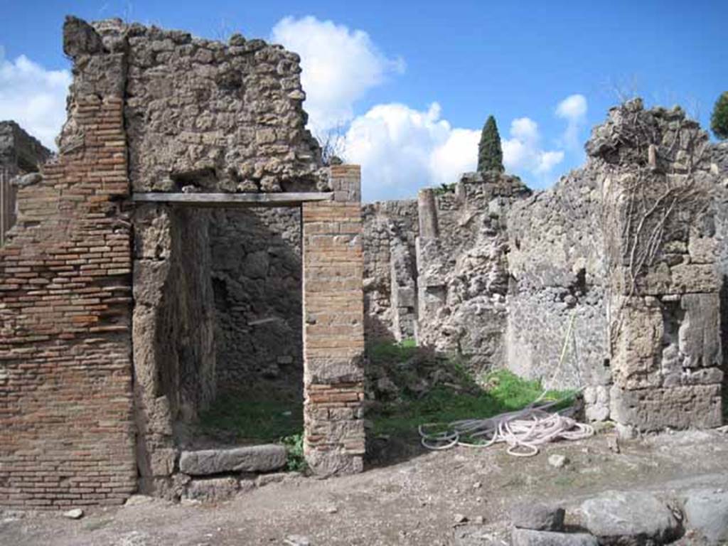 I.2.26 Pompeii. September 2010. Looking north to entrance, on left, to steps to separate upper dwelling, across Vicolo del Conciapelle. Photo courtesy of Drew Baker.
According to Fiorelli, “Gradinata per un piano sovrapposto, che più non esiste”.
(translation: Stairs to an upper floor, that existed no more).
See Pappalardo, U., 2001. La Descrizione di Pompei per Giuseppe Fiorelli (1875). Napoli: Massa Editore. (p.37)