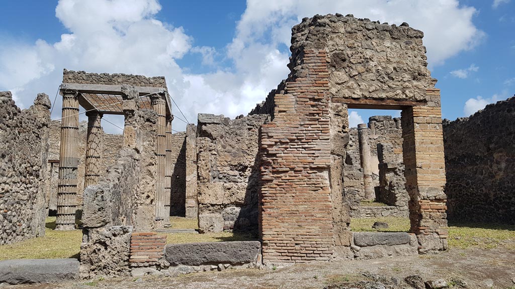 I.2.27 Pompeii. August 2023.
Looking north across Vicolo del Conciapelle towards entrance doorway, in centre, with I.2.28 on left. Photo courtesy of Maribel Velasco.