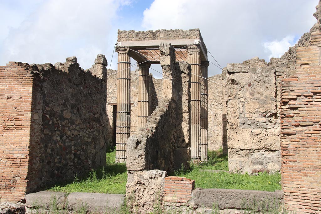 I.2.27 Pompeii, on right. October 2024.
Looking north in Vicolo del Conciapelle, with entrance to I.2.28, on left. Photo courtesy of Klaus Heese.