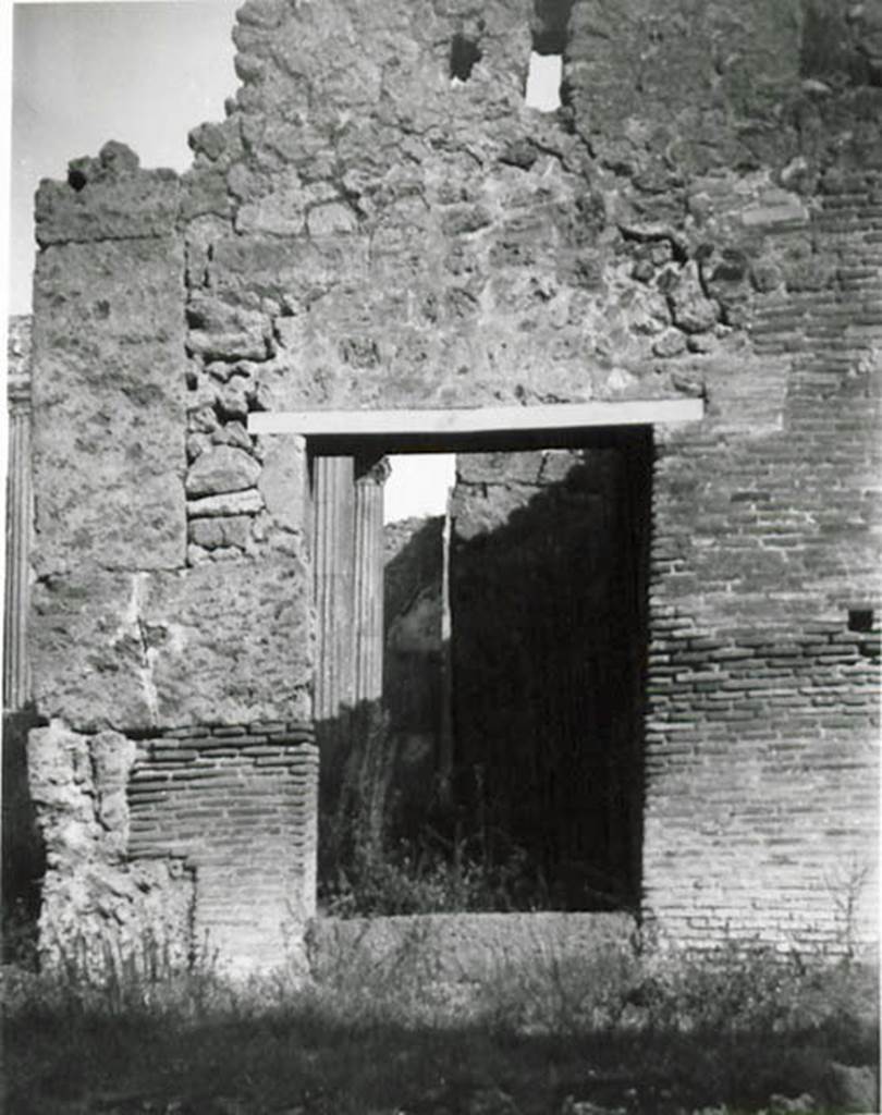 I.2.27 Pompeii. 1935 photo taken by Tatiana Warscher. Looking north to entrance doorway, the atrium of I.2.28 can be seen at its rear.
See Warscher T., 1935. Codex Topographicus Pompeianus: Regio I.2. (no.47), Rome: DAIR, whose copyright it remains.
According to Warscher, quoting Fiorelli – “Una taberna che prima faceva parte della casa seguente fu convertita in vestibolo di altra abitazione, destinata ad inquilini di un piano superiore, ai quali si era cosi procurato un ingresso independente”. (translation: A workshop that would have been part of the following dwelling, it was converted into a vestibule of another dwelling for the tenants of the upper floor, which gave them an independent entrance”).
See Pappalardo, U., 2001. La Descrizione di Pompei per Giuseppe Fiorelli (1875). Napoli: Massa Editore. (p.37)
Warscher wrote – “Attraverso questo vestibolo si vedono le colonne dell’atrio tetrastilo della casa no. 28”. (translation: In the photo, across the vestibule one could see the columns of the tetrastyle atrium of house I.2.28).
