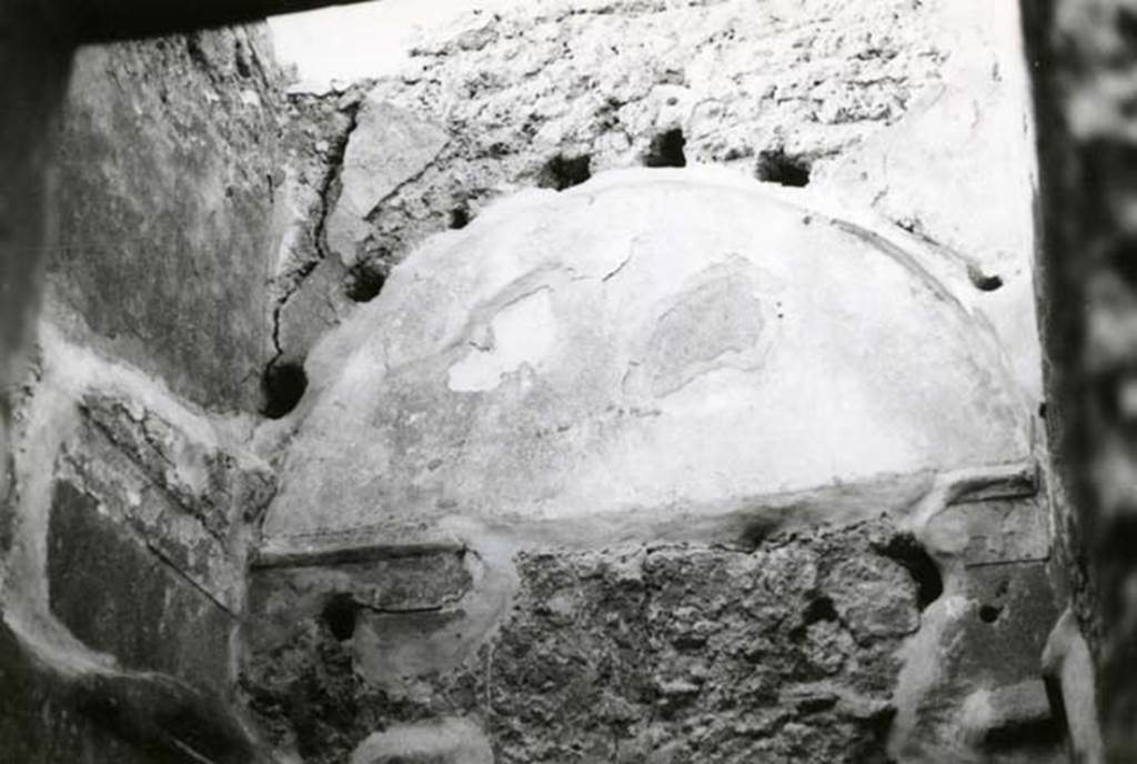 I.2.28 Pompeii. 1968. House, room left of Tablinum, N wall, upper zone and lunette.
Photo courtesy of Anne Laidlaw.
American Academy in Rome, Photographic Archive. Laidlaw collection _P_68_8_16.