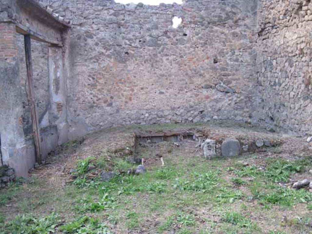 I.2.28 Pompeii. September 2010. Looking west across garden area towards triclinium area. Photo courtesy of Drew Baker.
According to Jashemski, the triclinium built against the west wall had a circular table. There were four niches in the inside of each couch.
In the south couch, the last niche, which was of larger size, was separated from the other three by the mouth of the cistern.
Along the north wall there was a small masonry podium which was reached by steps. Opposite the lectus summus was a round tufa altar.
See Jashemski, W. F., 1993. The Gardens of Pompeii, Volume II: Appendices. New York: Caratzas. (p.25)