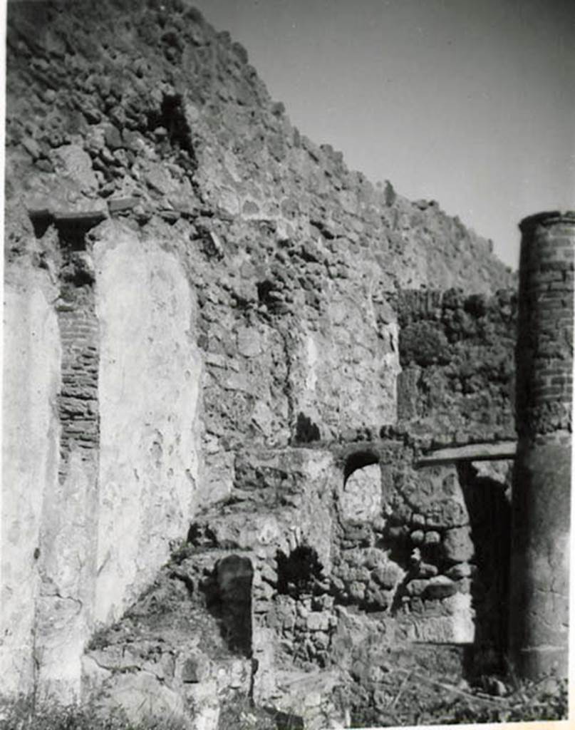 I.2.28 Pompeii. 1935 photo taken by Tatiana Warscher, described as “La parte NE del pseudo-peristilio”. North-east corner of garden area, looking east towards steps to upper floor.
See Warscher T., 1935. Codex Topographicus Pompeianus: Regio I.2. (no.56), Rome: DAIR, whose copyright it remains.