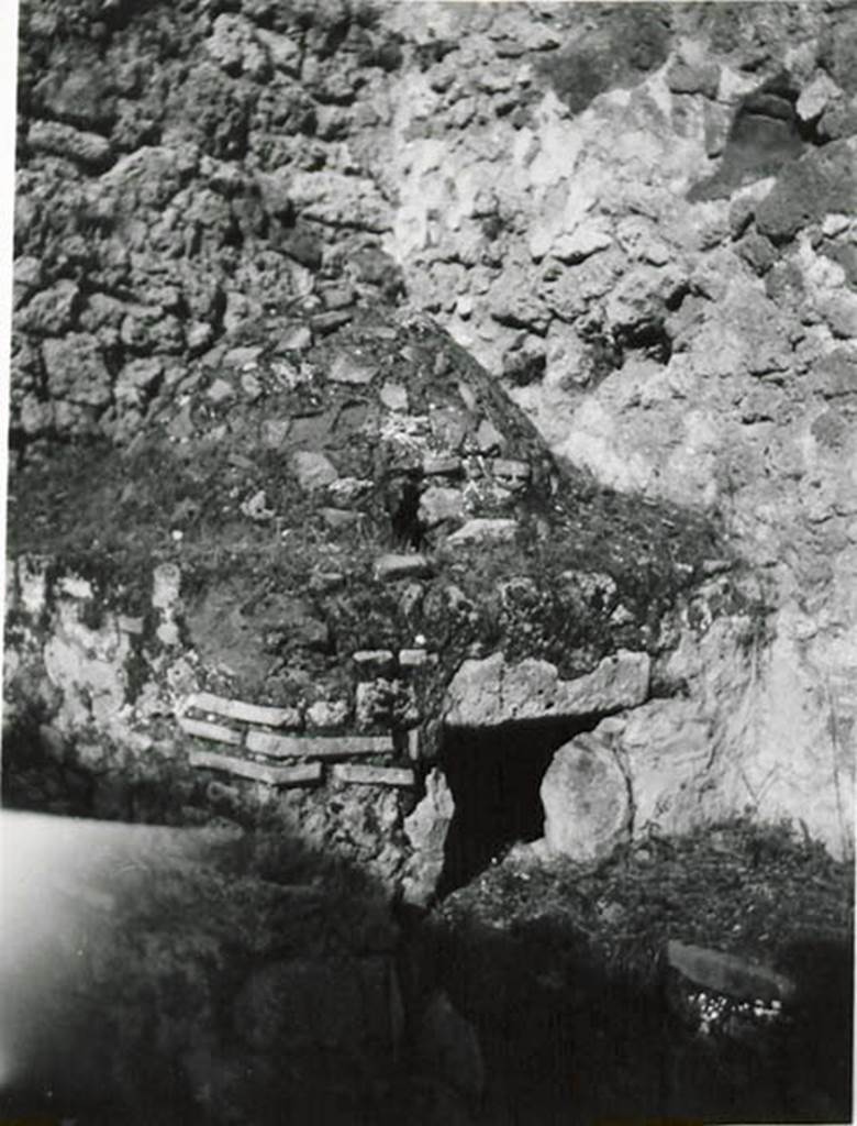 I.2.28 Pompeii. 1935 photo taken by Tatiana Warscher described as “Il forno nella cucina “k”.
(translation: “Oven in kitchen area, “k”).
See Warscher T., 1935. Codex Topographicus Pompeianus: Regio I.2. (no.58), Rome: DAIR, whose copyright it remains.