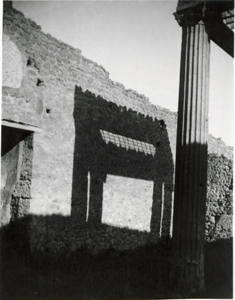 I.2.28 Pompeii. 1935 photo taken by Tatiana Warscher.  Looking towards east wall and south-east corner of atrium.
Warscher wrote : “Come questo compluvio con la grata ricostruita è l’unico nella città io ne do ancora tre fotografie le quali darranno una idea esatta di questa disposizione”.
(translation: As this compluvium with the reconstructed grating was unique in the city, I show three photoes which give an exact impression of it.)
See Warscher T., 1935. Codex Topographicus Pompeianus: Regio I.2. (no.52), Rome: DAIR, whose copyright it remains.
Also see Warscher photographs numbered 50 and 51).
