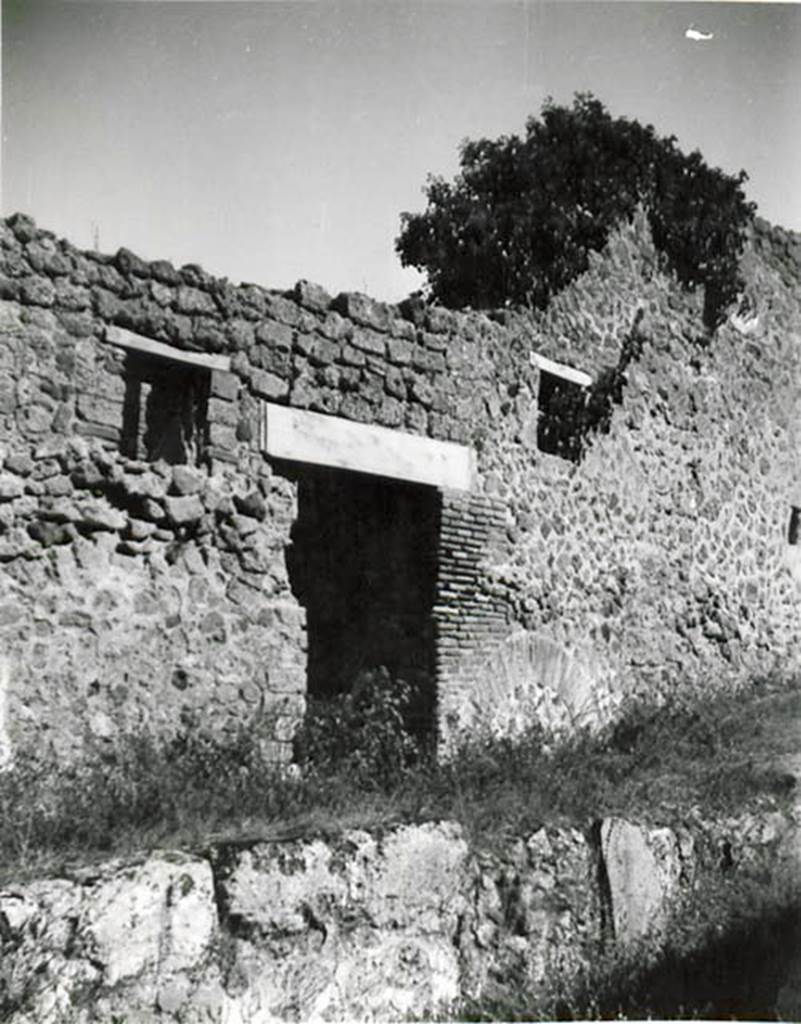 I.2.30 Pompeii. 1935 photo taken by Tatiana Warscher. Looking north to entrance doorway, with window on either side of it.
See Warscher T., 1935. Codex Topographicus Pompeianus: Regio I.2. (no. 63), Rome: DAIR, whose copyright it remains.
According to Warscher “Un esempio del muro della strada dove una finestra è disposta sopra due del primo piano. Non c’è dubbio che la casa fosse a due piano”.
(translation: An example of a wall of a street where a window is placed over two on the first floor. There is no doubt that the house had two floors”.