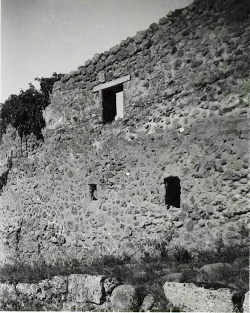 I.2.30 Pompeii. 1935 photo taken by Tatiana Warscher. Looking towards wall with windows positioned between I.2.30, on the left, and I.2.29, on the right.
See Warscher T., 1935. Codex Topographicus Pompeianus: Regio I.2. (no.64), Rome: DAIR, whose copyright it remains.
