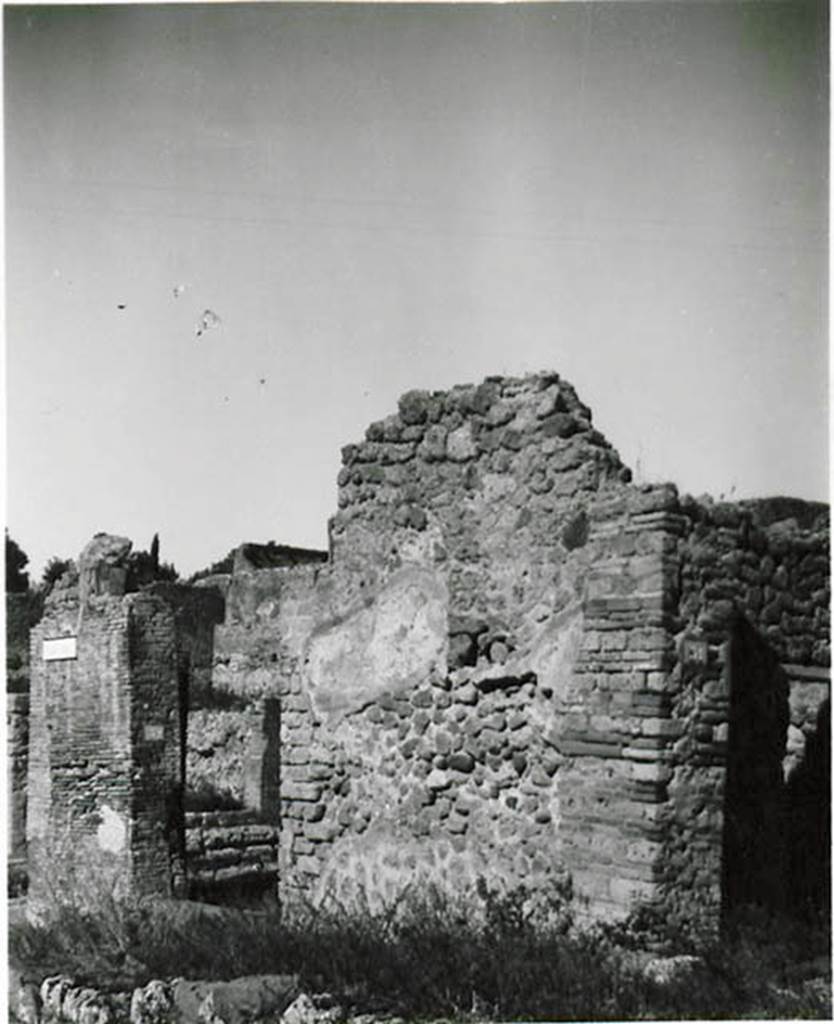 I.2.32 and I.2.31 Pompeii, on right. 1935 photo taken by Tatiana Warscher. Looking towards doorways in Vicolo del Conciapelle, the entrance to I.2.31 can be seen on the right.
See Warscher T., 1935. Codex Topographicus Pompeianus: Regio I.2. (no. 65), Rome: DAIR, whose copyright it remains.
According to Warscher: I.2.31 “Una piccola casa, forse una taberna”.