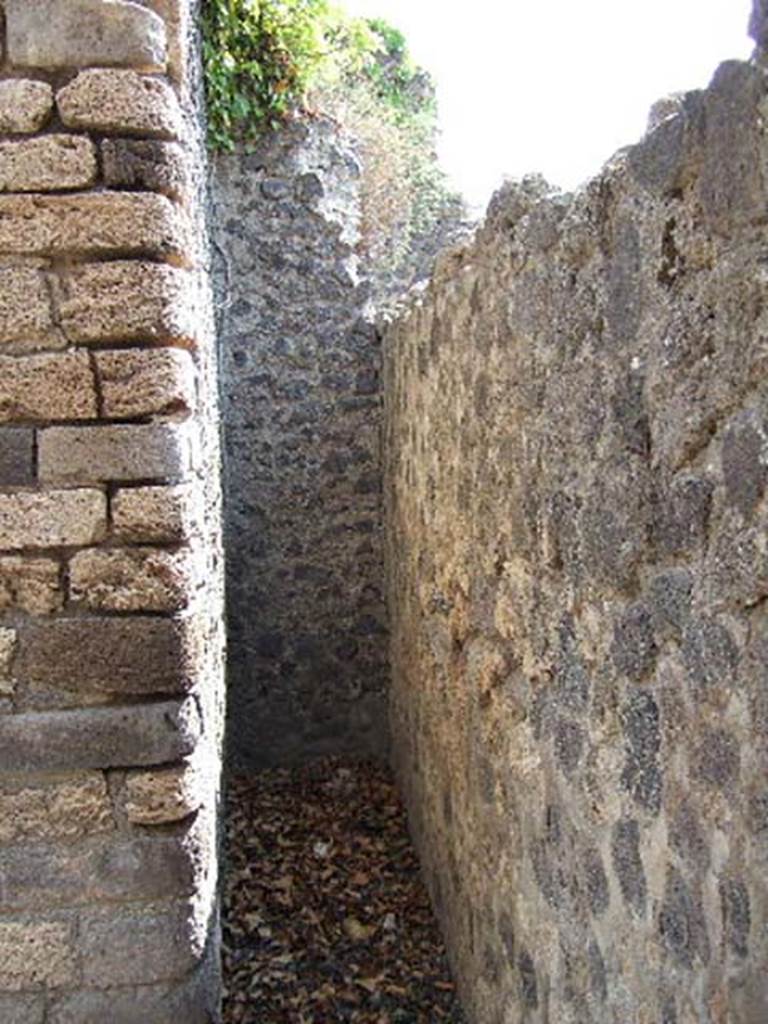 I.3.3 Pompeii. May 2005. Small narrow area, perhaps latrine or corridor.