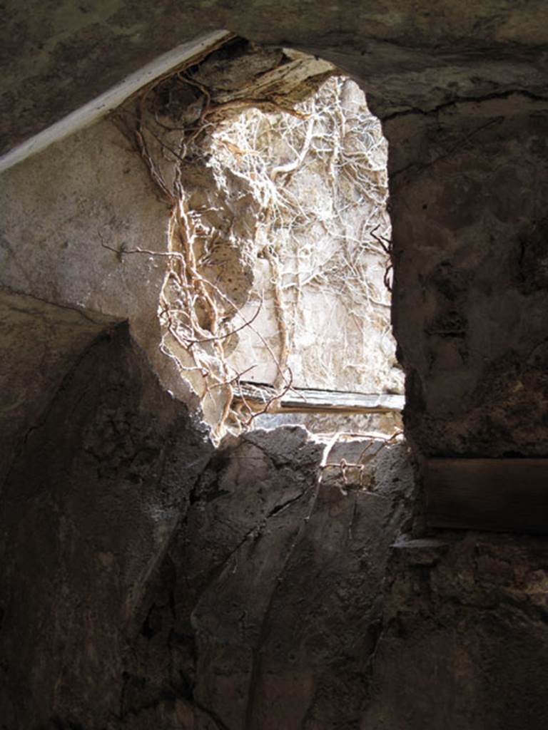 I.3.3 Pompeii. September 2010. Subterranean Level, detail of window in south wall. Photo courtesy of Drew Baker.