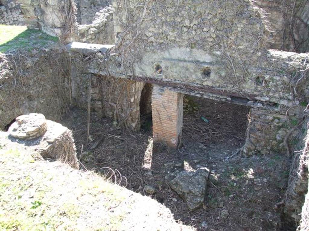 1.3.3 Pompeii. March 2009. Collapsed floor on West Portico area, showing rooms on lower level.