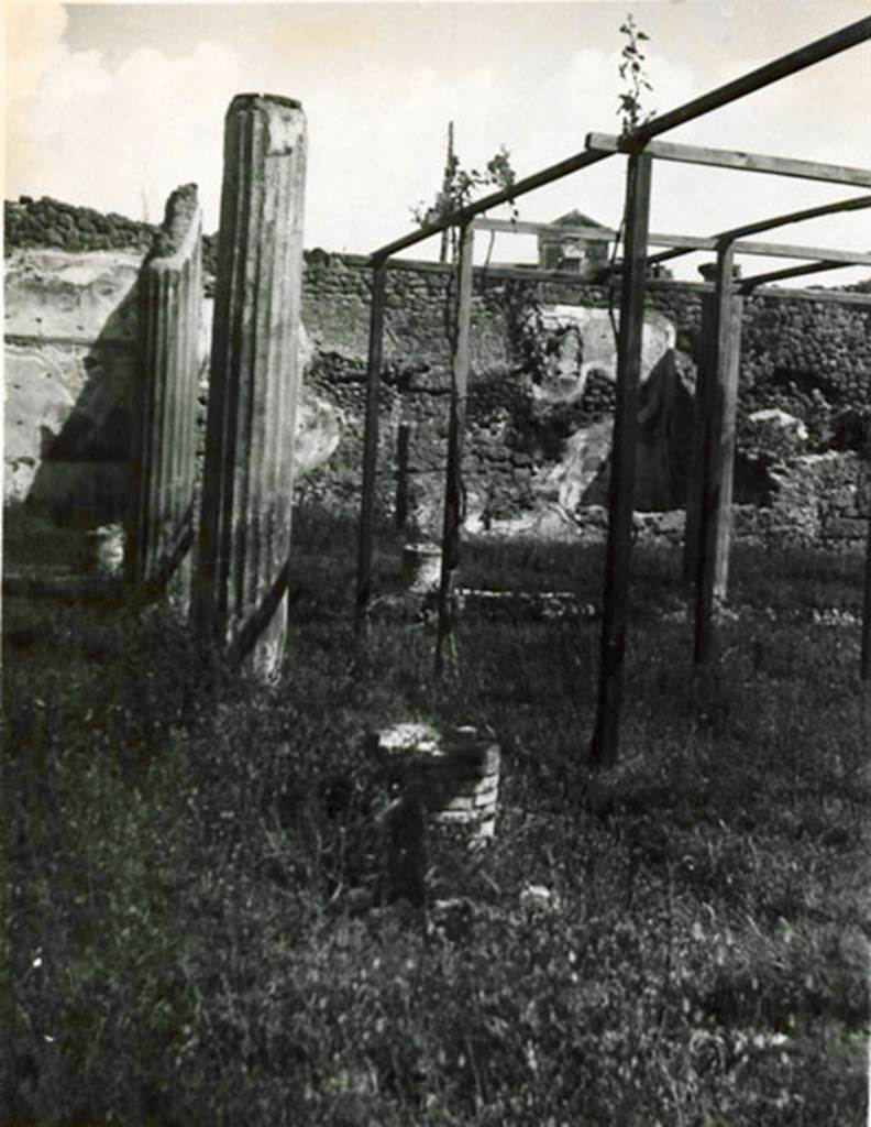 I.3.3 Pompeii. 1935 photograph taken by Tatiana Warscher, taken from the south.
Looking north along the west portico of the peristyle. See Warscher, T, 1935: Codex Topographicus Pompejanus, Regio I, 3: (no.6), Rome, DAIR, whose copyright it remains.
According to Warscher, quoting Mau in Bull. Inst. 1874, p. 182, she wrote that
“Il pavimento del peristilio è di mattoni pesti (opus Signinum) con pietruzze bianche poste in file, che fra le colonne formano una spezie di disegno” – (adesso distrutto).
(translation: "The floor of the peristyle was made of crushed brick (opus Signinum) with white stones laid in rows, these formed a type of design between the columns." – (now destroyed).