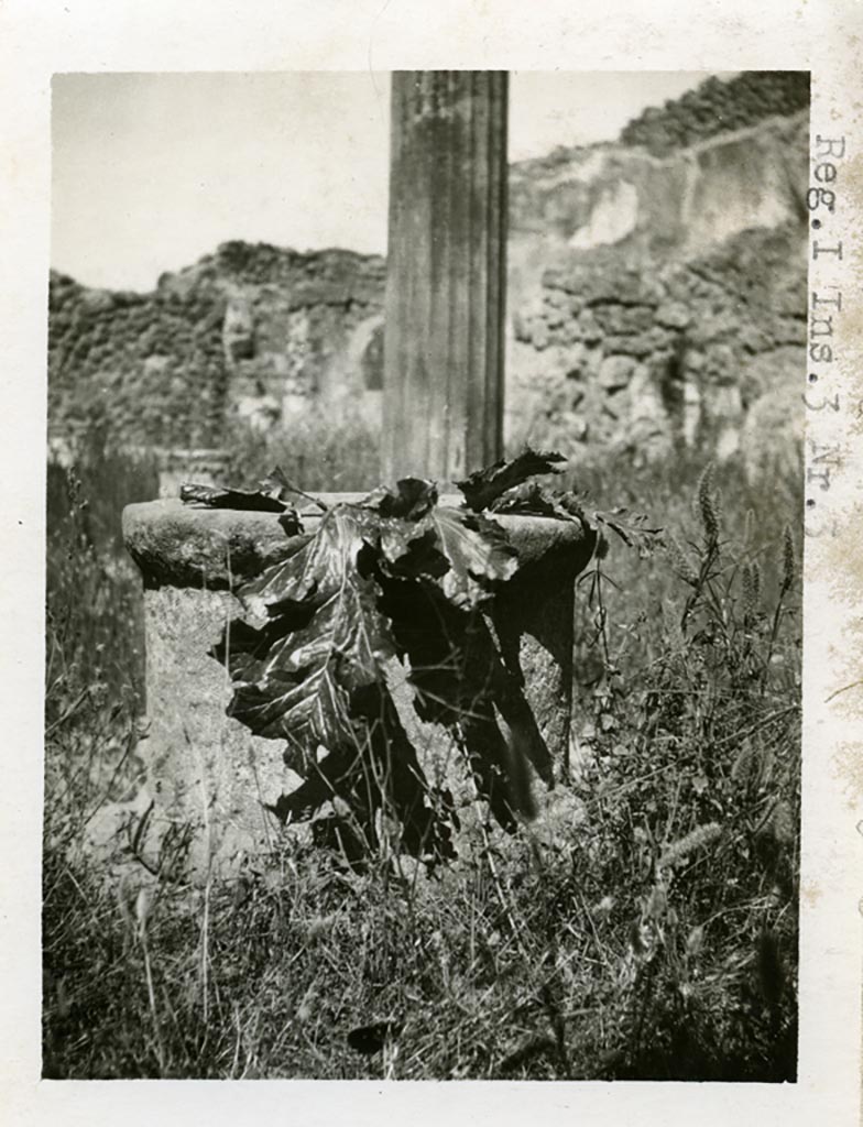 I.3.3 Pompeii. Pre-1937-39. Puteal in peristyle.
Photo courtesy of American Academy in Rome, Photographic Archive. Warsher collection no. 1039.