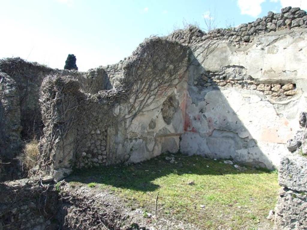 1.3.3 Pompeii. March 2009. Exedra in north west corner of north side of Peristyle