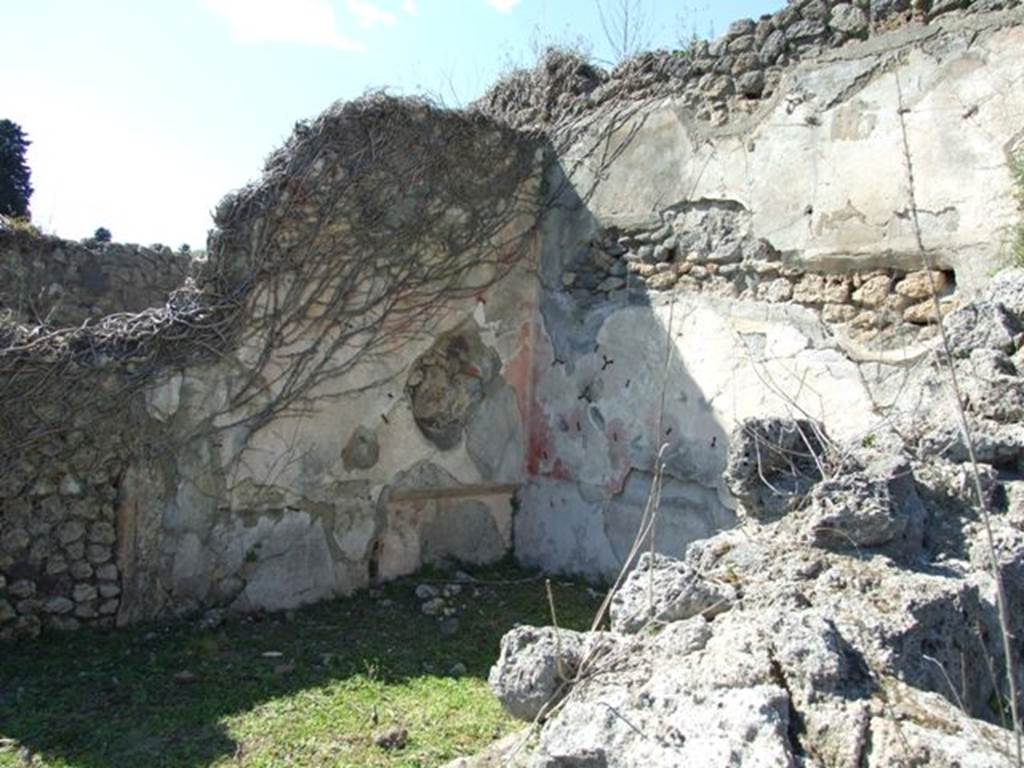 1.3.3 Pompeii. March 2009. Exedra on north side of Peristyle area. North west corner with recess.