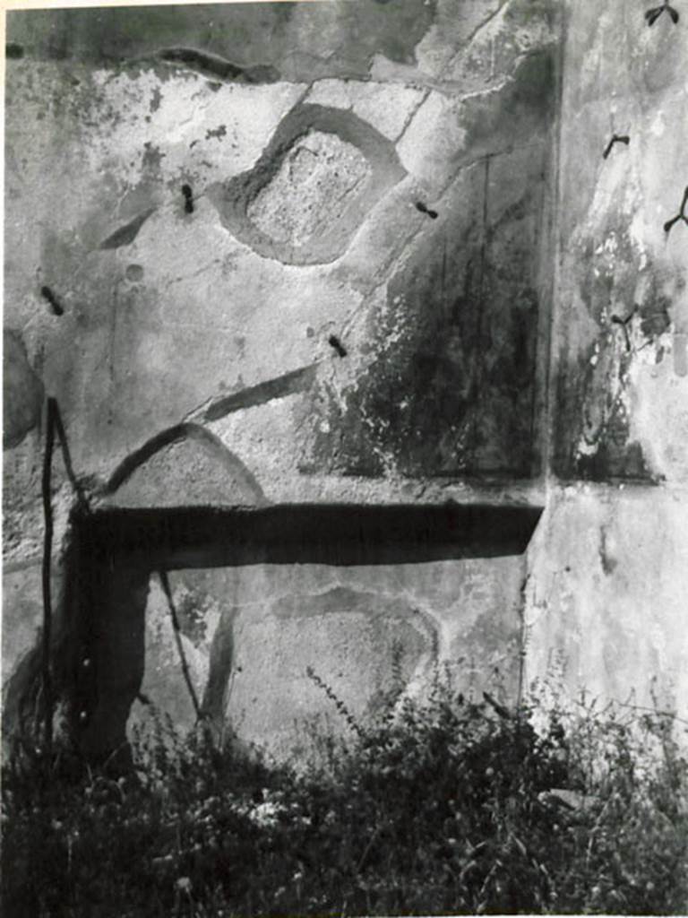 I.3.3 Pompeii. 1935 photograph taken by Tatiana Warscher. Recess in north-west corner.
Warscher wrote: “Triclinio “u” dove si vede l’incassatura per il letto. Non è rimasto niente della pittura tranne alcune macchie colorate”.
(translation: “Triclinium “u” where one could see the recess for the couch. Nothing remains of the painting other than coloured dots”.
See Warscher, T, 1935: Codex Topographicus Pompejanus, Regio I, 3: (no.11), Rome, DAIR, whose copyright it remains.