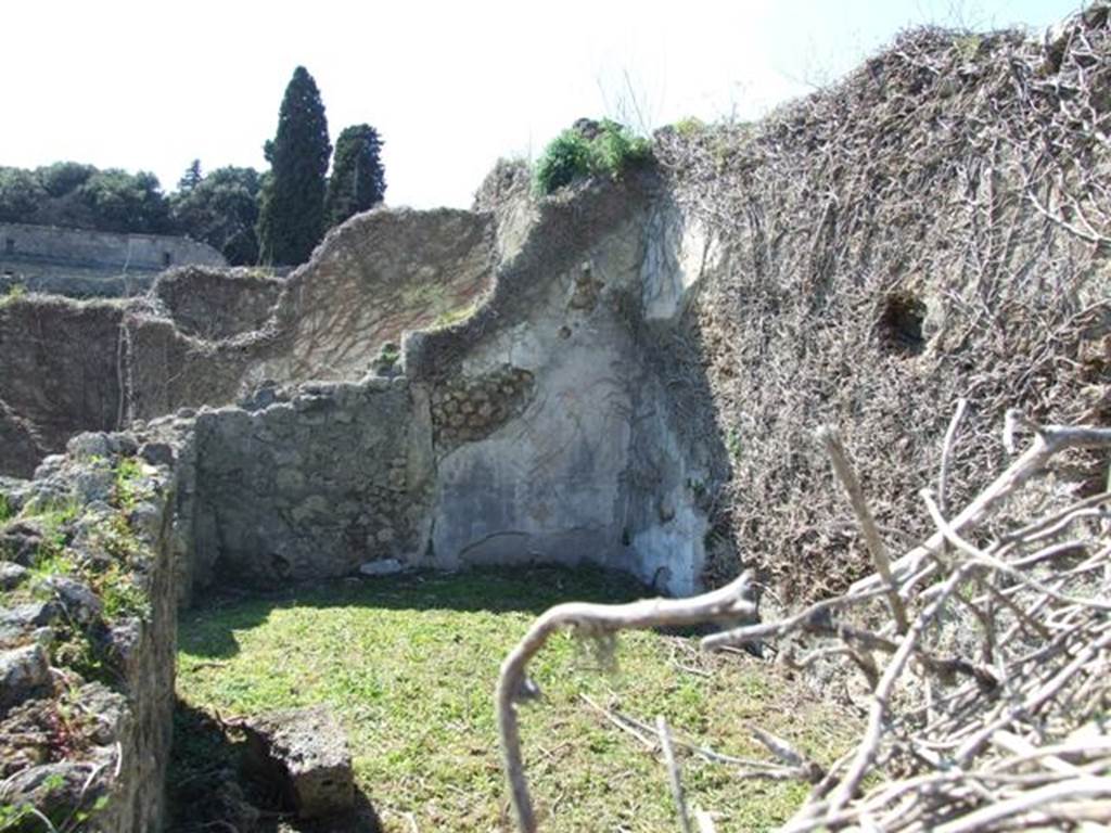 1.3.3 Pompeii. March 2009. Triclinium on East end of north side of peristyle. Looking west.