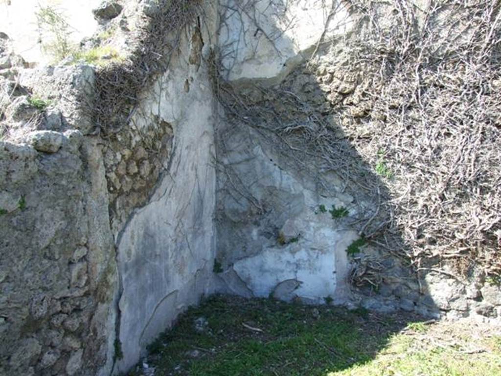 1.3.3 Pompeii. March 2009. Triclinium on East end of north side of Peristyle area. North west corner.