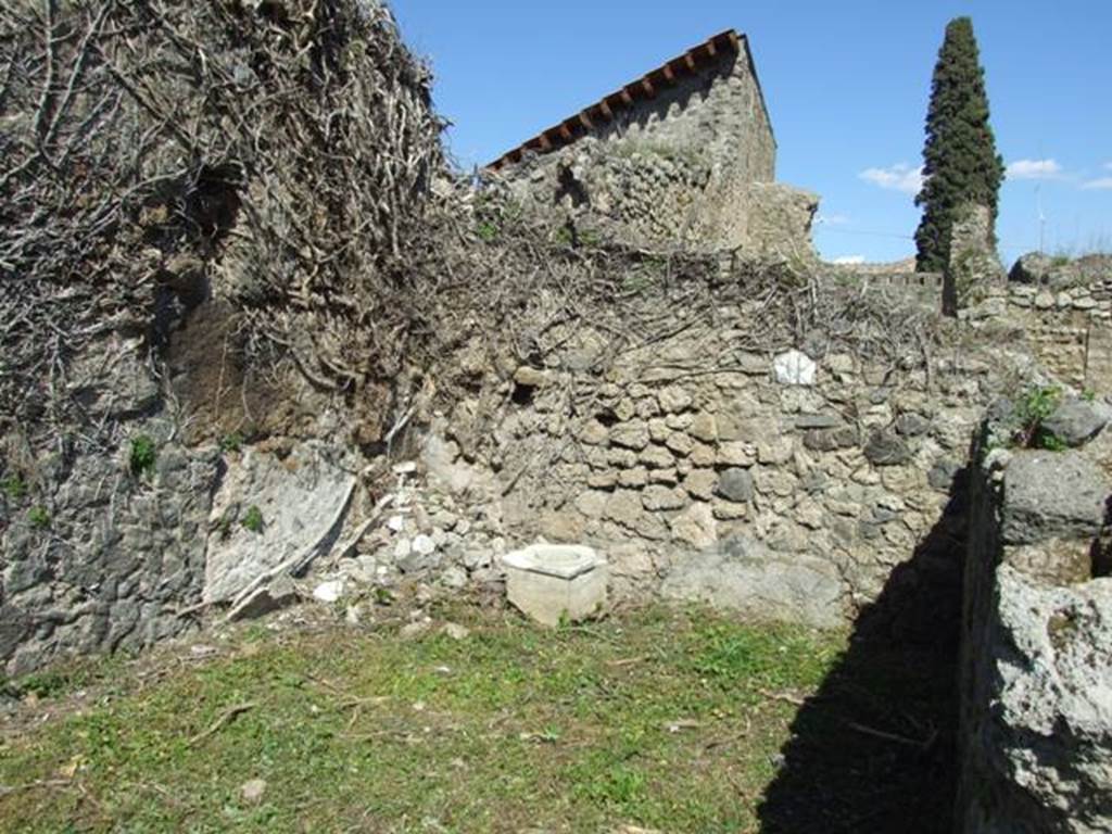 1.3.3 Pompeii. March 2009. Triclinium on East end of north side of Peristyle area. East wall.