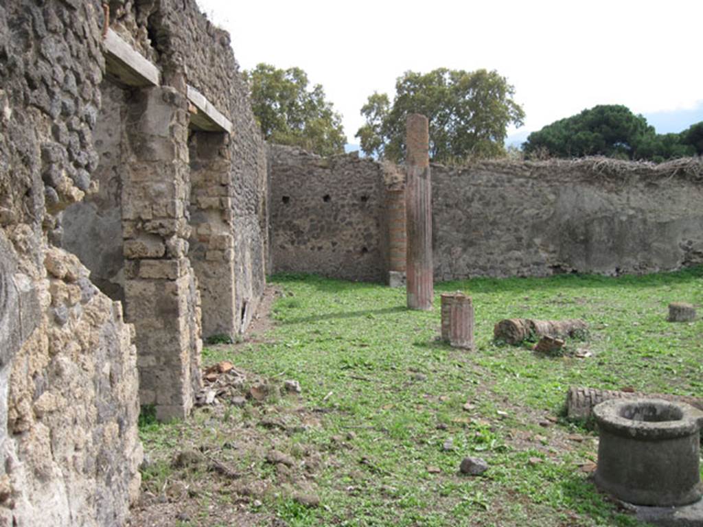 I.3.3 Pompeii. September 2010. Upper peristyle area, looking south towards south-east corner. Photo courtesy of Drew Baker.