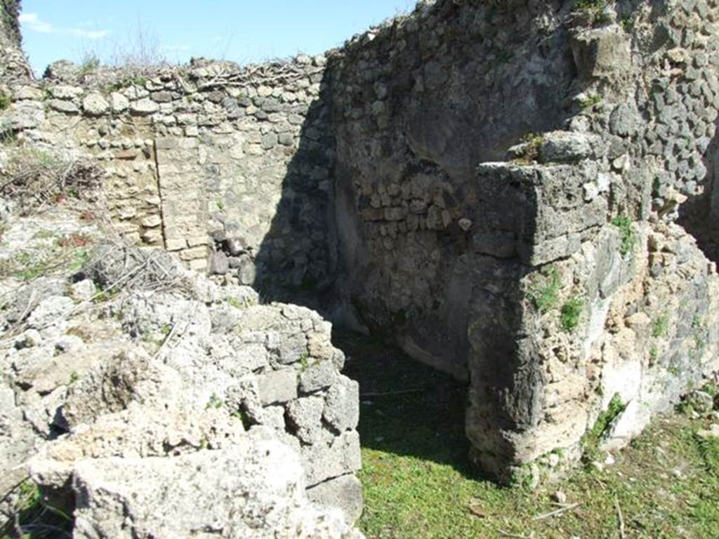 1.3.3 Pompeii. March 2009. Doorway to Cubiculum at north end of east side of upper level of peristyle area.
