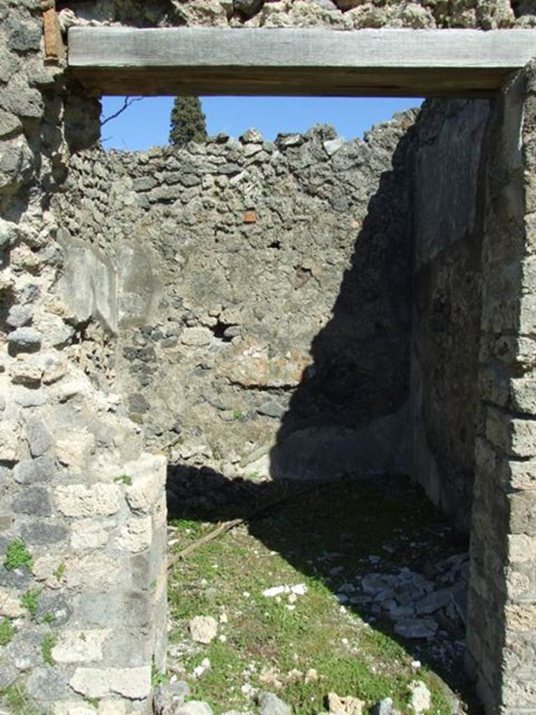 1.3.3 Pompeii. March 2009. Cubiculum. Northern doorway of two middle rooms on east side.