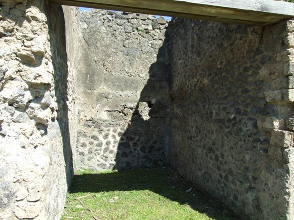 1.3.3 Pompeii. March 2009. Exedra. Southern doorway of middle rooms in east side, looking east.