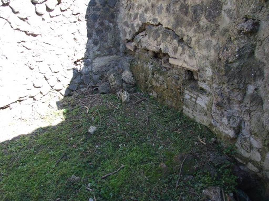 1.3.3 Pompeii. March 2009. Large room on south side of east end of Peristyle area. South east corner.