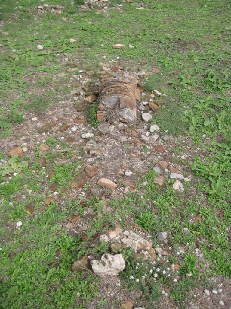 I.3.3 Pompeii. September 2010. Upper peristyle area, detail of fallen column in peristyle.
Photo courtesy of Drew Baker.