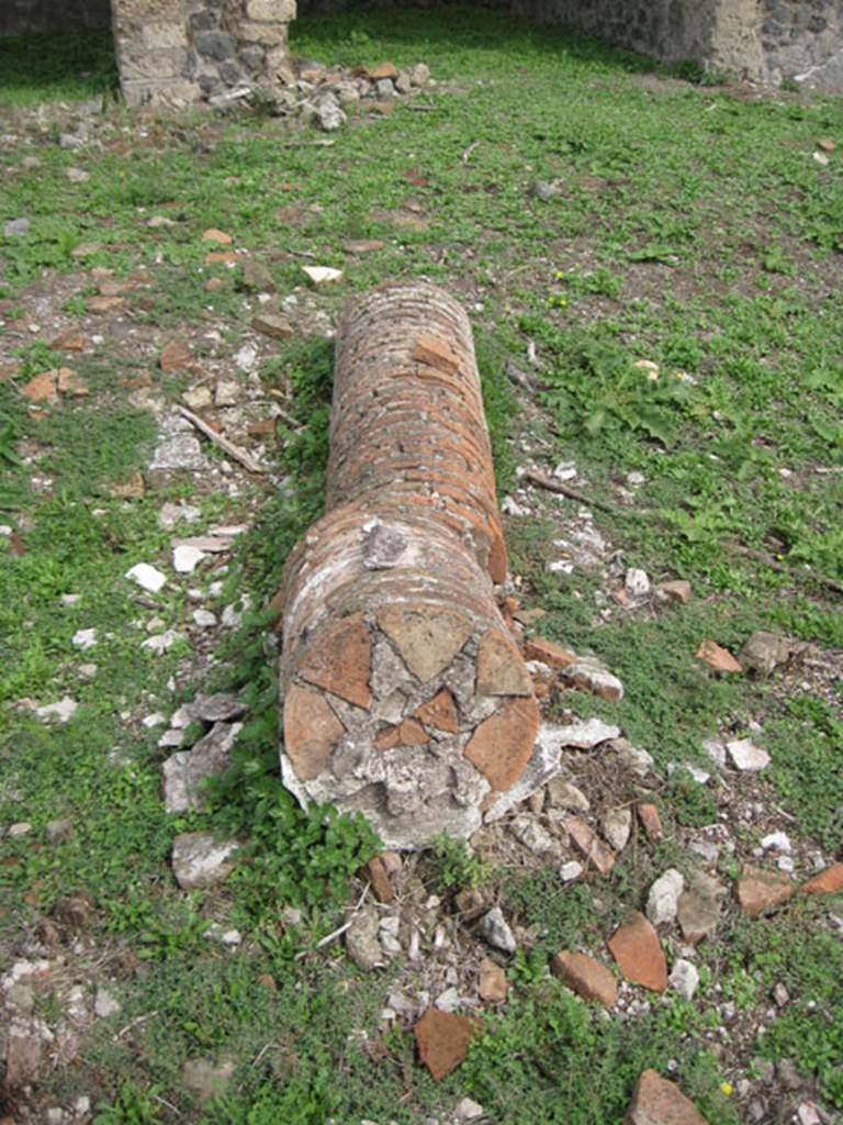 I.3.3 Pompeii. September 2010. Upper peristyle area, detail of fallen column in peristyle.
Photo courtesy of Drew Baker.