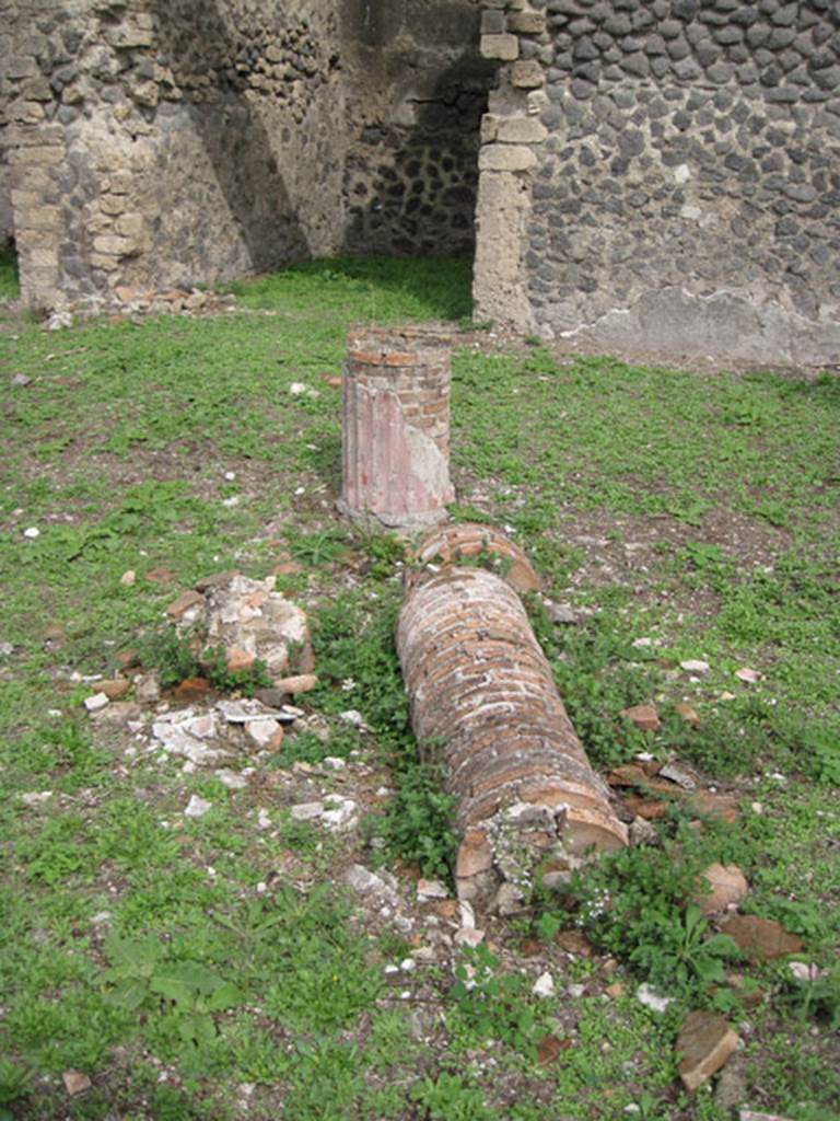 I.3.3 Pompeii. September 2010. Upper peristyle area, detail of fallen column in peristyle.
Photo courtesy of Drew Baker.