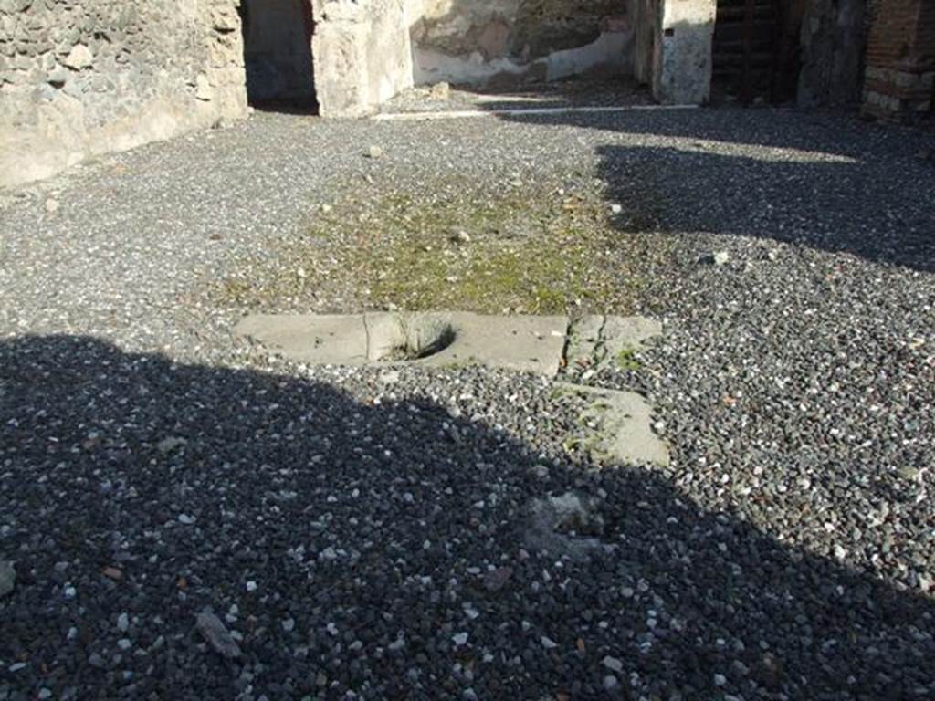 I.3.3 Pompeii. December 2007. Looking east across area of impluvium in atrium. According to Warscher, quoting Mau, from Bull. Inst. 1874, p.177-179, she wrote – “L’impluvio è privo del suo rivestimento di pietra………a destra dell’atrio sono tre camere senza interesse…”
(translation: "The impluvium was devoid of its stone cladding ……… to the right of the atrium were three rooms without interest ..."
See Warscher, T, 1935: Codex Topographicus Pompejanus, Regio I, 3: Rome, DAIR.