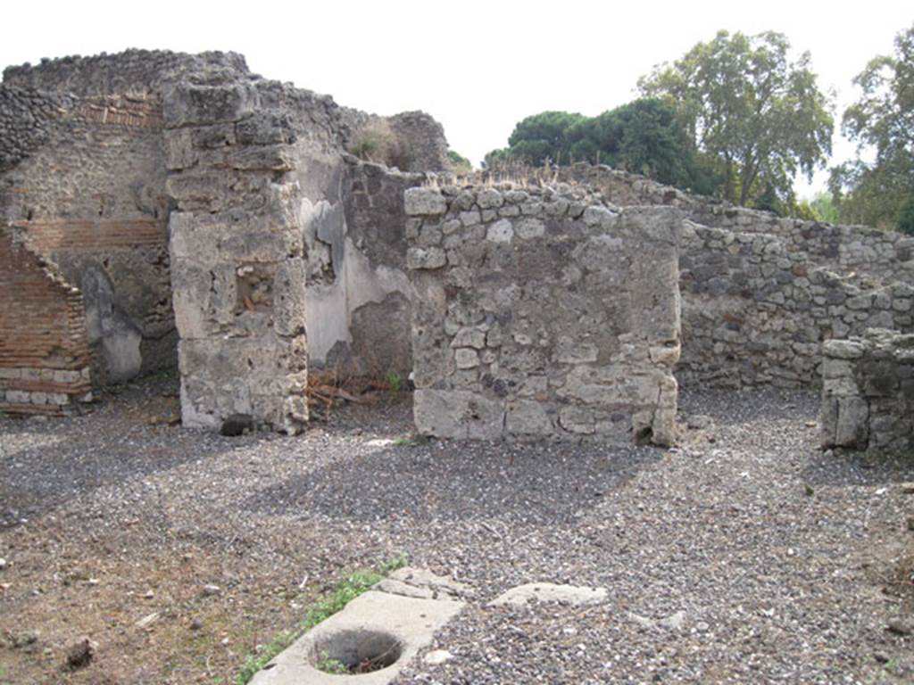 I.3.3 Pompeii. September 2010. Looking towards south wall of atrium. Photo courtesy of Drew Baker. According to Warscher, quoting Mau, from Bull. Inst. 1874, p.177-179, she wrote – “L’impluvio è privo del suo rivestimento di pietra………a destra dell’atrio sono tre camere senza interesse…” (translation: "The impluvium was devoid of its stone cladding ……… to the right of the atrium were three rooms without interest ..."
See Warscher, T, 1935: Codex Topographicus Pompejanus, Regio I, 3: Rome, DAIR.