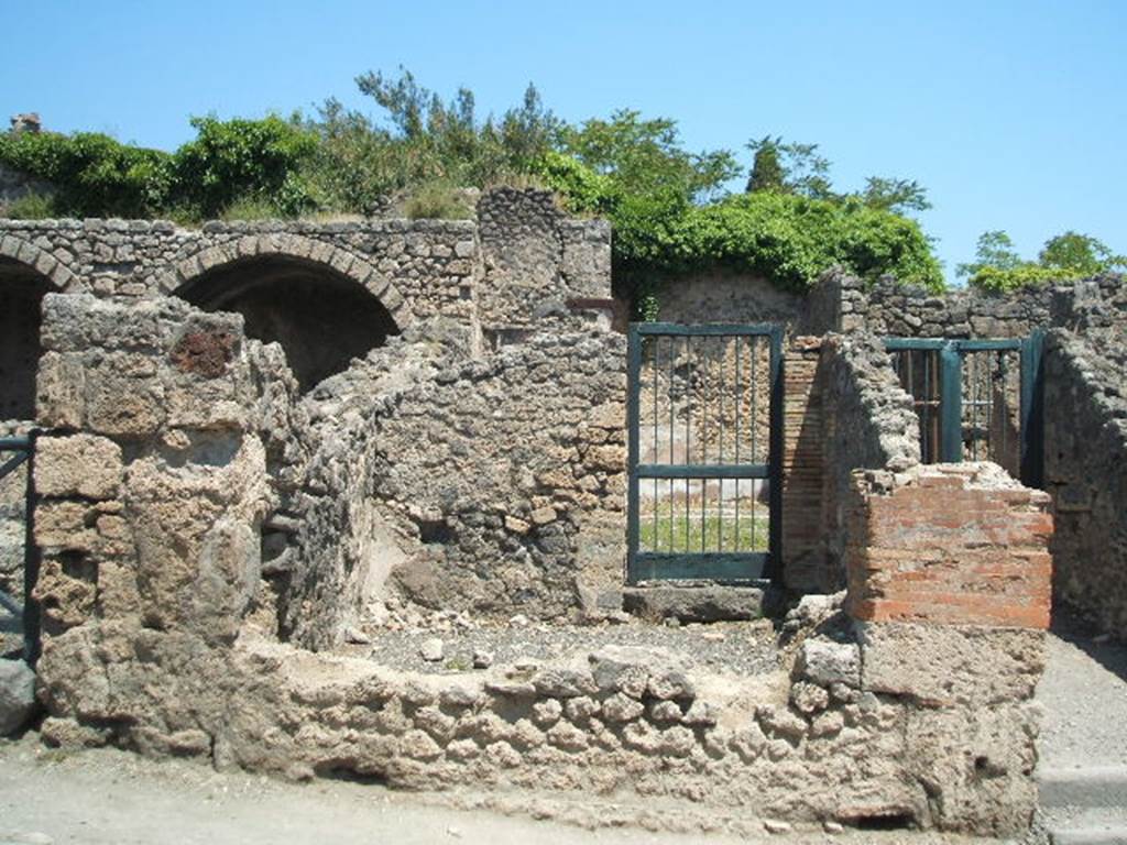 I.3.4 Pompeii. May 2005. Shop. According to Warscher, quoting Fiorelli, she wrote –
I.3.4 “Bottega annessa alla casa precedente, dalla quale si passava per una porta che ha nel fondo”.
(translation: Shop annexed to the previous house, to which one went by a door that it had at the rear”.)
See Warscher, T, 1935: Codex Topographicus Pompejanus, Regio I, 3: Rome, DAIR.