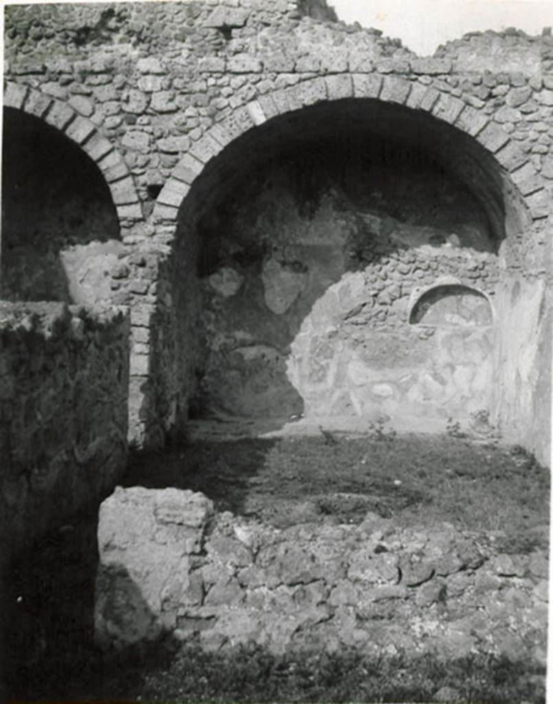I.3.5 Pompeii. 1935 photograph taken by Tatiana Warscher. Looking east into rear vaulted room.
See Warscher, T, 1935: Codex Topographicus Pompejanus, Regio I, 3: (no.12), Rome, DAIR, whose copyright it remains.
