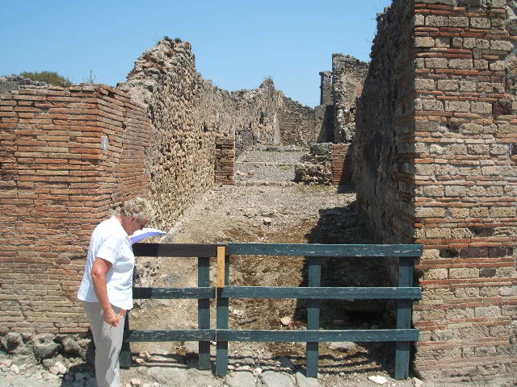 I.3.8 House(s). This angiportus provides access to two distinctly separate houses.
I.3.8a entrance on right of main corridor. I.3.8b other entrance straight ahead