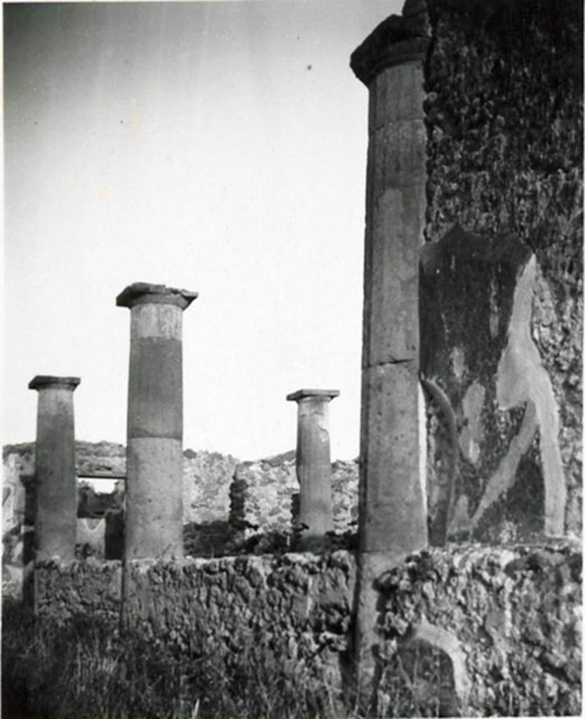 I.3.8b Pompeii. 1935 photograph taken by Tatiana Warscher, looking east along the north portico, and towards a column on the east portico.
See Warscher, T, 1935: Codex Topographicus Pompejanus, Regio I, 3: (no.19a), Rome, DAIR, whose copyright it remains.