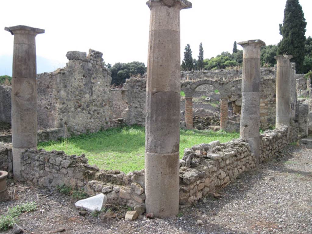 I.3.8b Pompeii. September 2010. Looking across peristyle towards south-west corner.
Photo courtesy of Drew Baker.