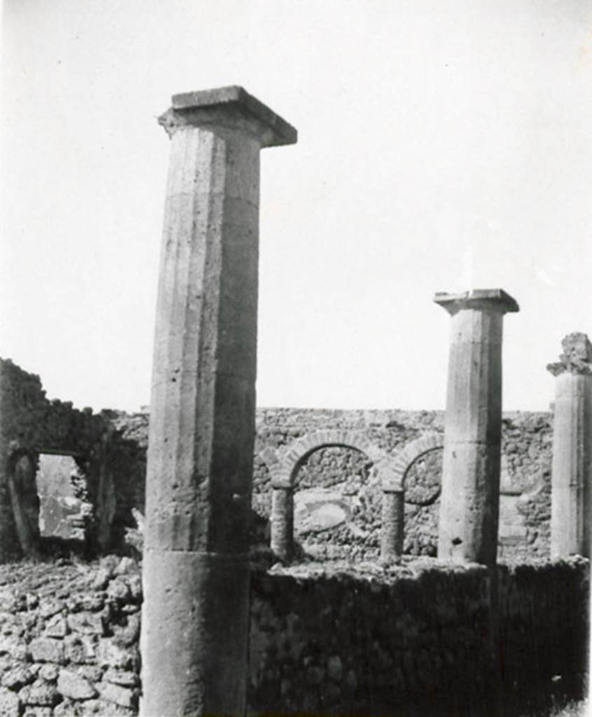 I.3.8b Pompeii. 1935 photograph taken by Tatiana Warscher. Looking west along the north portico, and the arches of the west portico.
See Warscher, T, 1935: Codex Topographicus Pompejanus, Regio I, 3: (no.20), Rome, DAIR, whose copyright it remains.