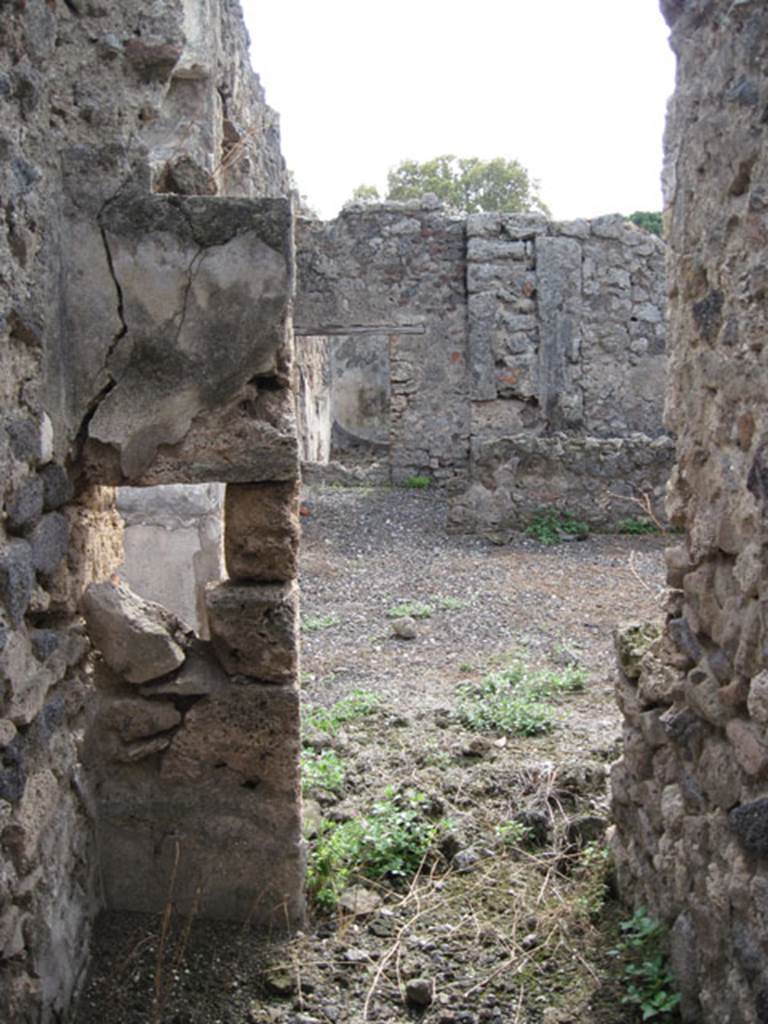 I.3.8b Pompeii. September 2010. Looking south through doorway from the small room, back into the tablinum. Photo courtesy of Drew Baker.