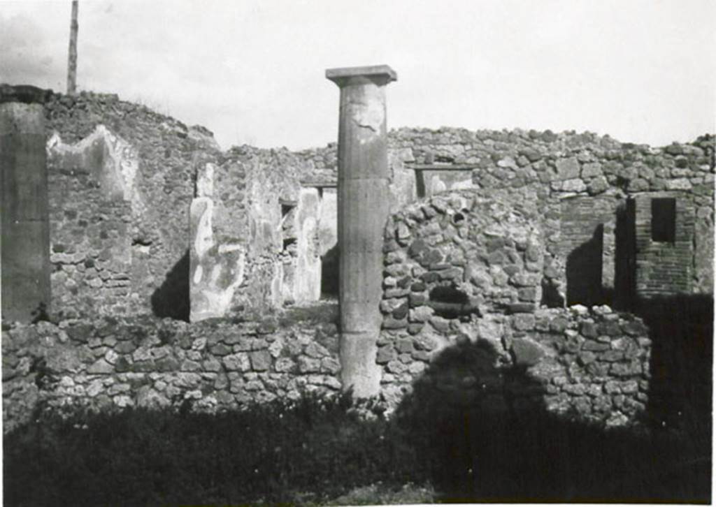 I.3.8b Pompeii. 1935 photograph taken by Tatiana Warscher. Taken from the centre of the peristyle, looking east towards the east portico, and the rear of the oven.
See Warscher, T, 1935: Codex Topographicus Pompejanus, Regio I, 3: (no.23), Rome, DAIR, whose copyright it remains.