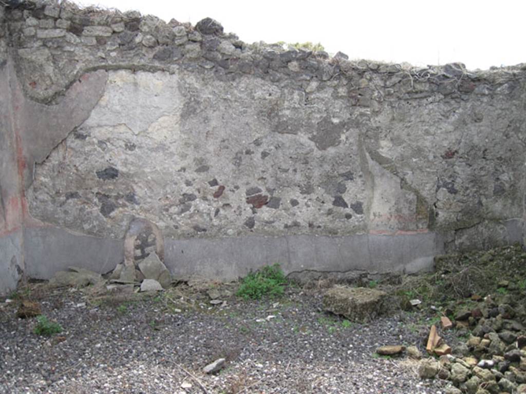 I.3.8b Pompeii. September 2010. South wall of exedra, opening south of south portico.
Photo courtesy of Drew Baker.