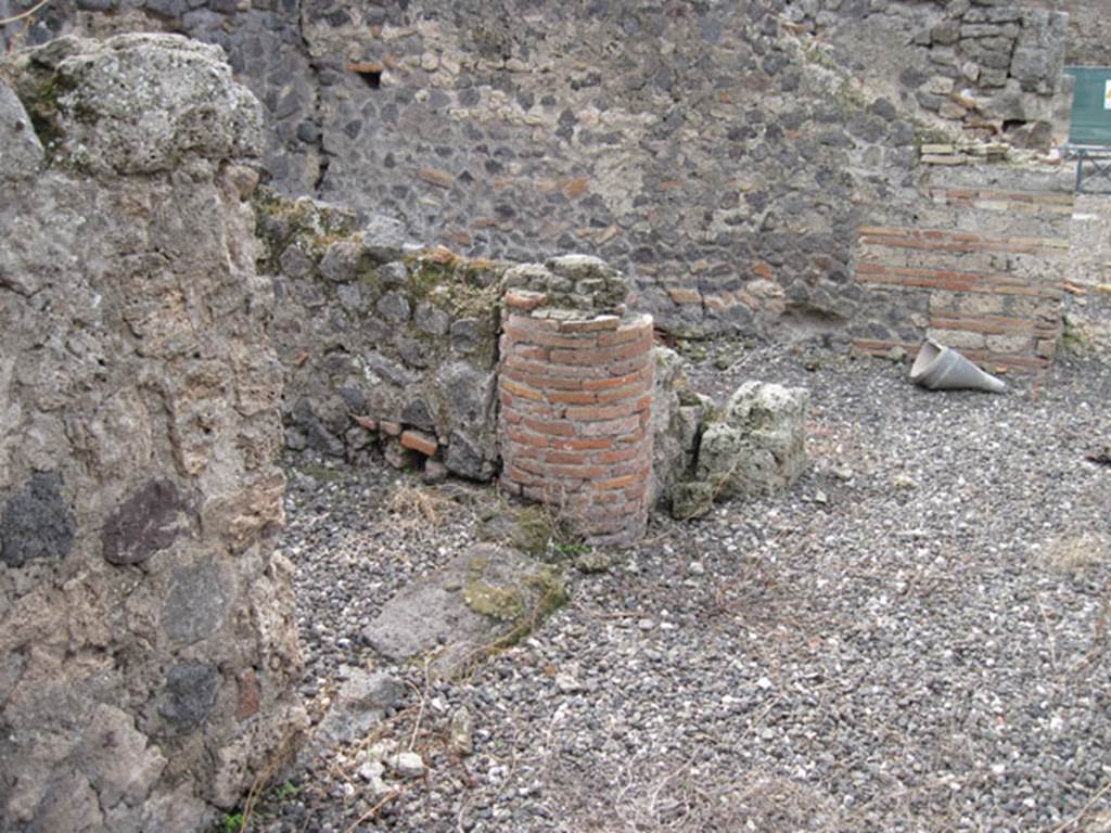 I.3.10 Pompeii. September 2010. Detail of doorway into eastern room in south-east corner.
Photo courtesy of Drew Baker.