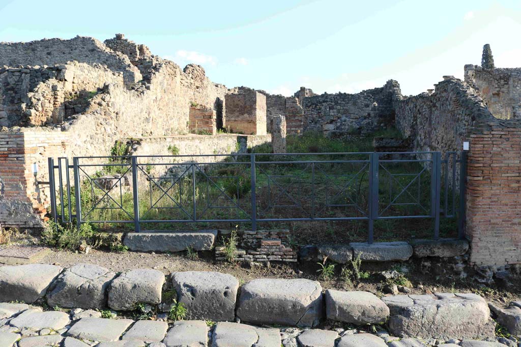 I.3.10 Pompeii, on left. December 2018.
Two linked doorways on east side of Via Stabiana. I.3.9 entrance to shop, on right. Photo courtesy of Aude Durand.