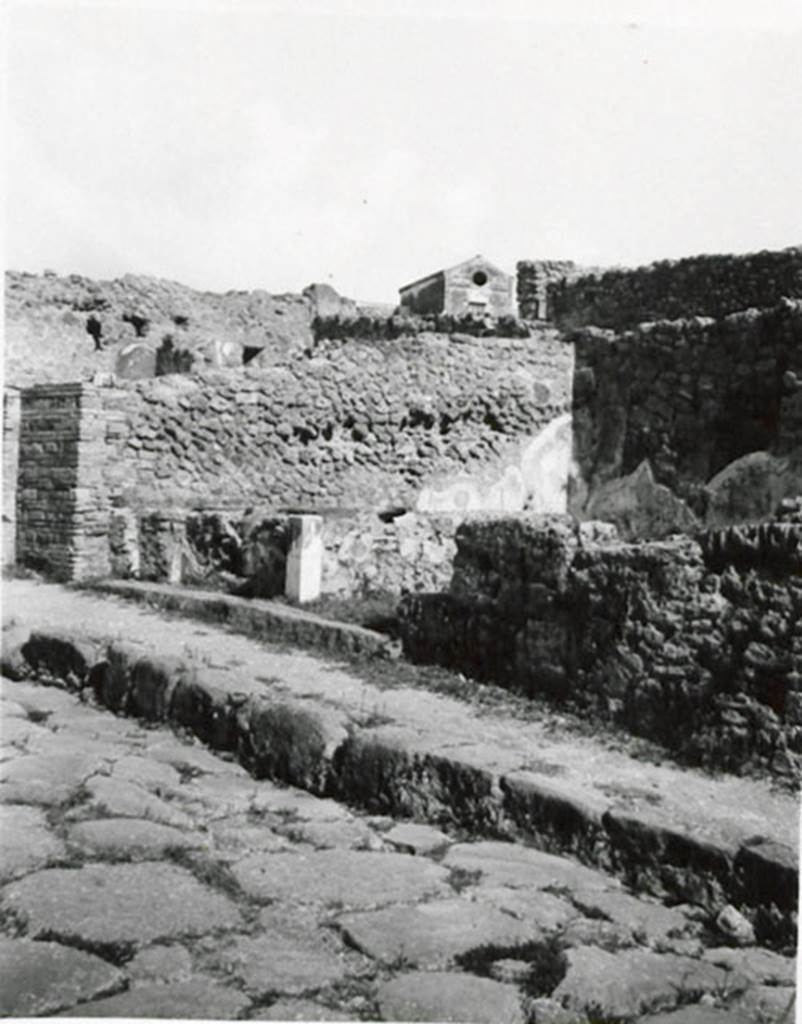 I.3.11 Pompeii. 1935 photograph taken by Tatiana Warscher. Looking north-east towards entrance from Via Stabiana.
See Warscher, T, 1935: Codex Topographicus Pompejanus, Regio I, 3: (no.28), Rome, DAIR, whose copyright it remains.
According to Warcher, quoting Fiorelli, “There was a masonry podium on the inside left of the entrance of this shop, containing eight terracotta urns, annexed at the side was a room used by the customers.”