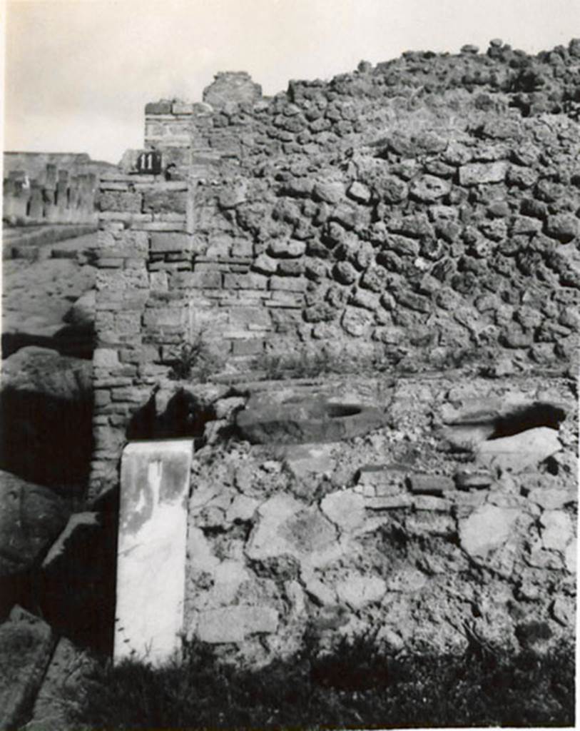I.3.11 Pompeii. 1935 photograph taken by Tatiana Warscher. Looking north from entrance towards the podium.
See Warscher, T, 1935: Codex Topographicus Pompejanus, Regio I, 3: (no.27), Rome, DAIR, whose copyright it remains.