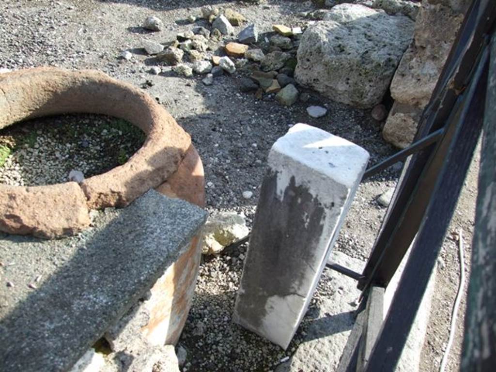 I.3.11 Pompeii. December 2007. Small marble pillar at end of counter.